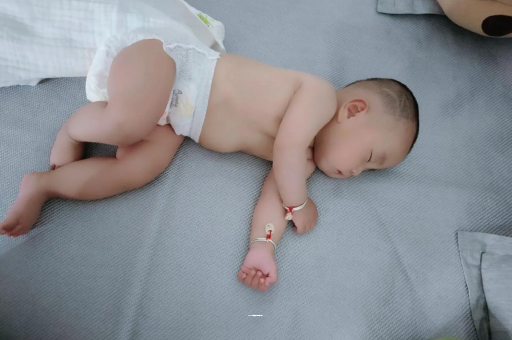 长宁几个月宝宝会抬头